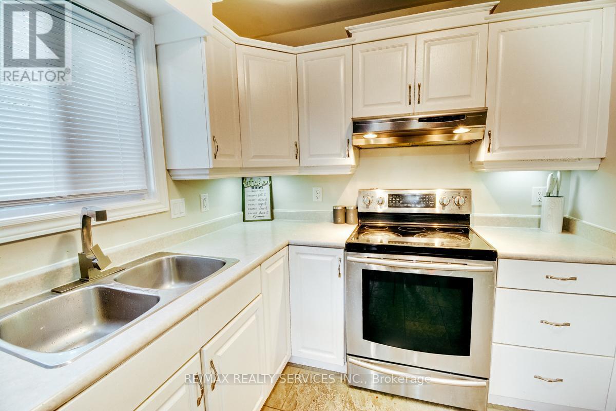 21 Faith Boulevard, St. Thomas, ON - Indoor Photo Showing Kitchen With Double Sink