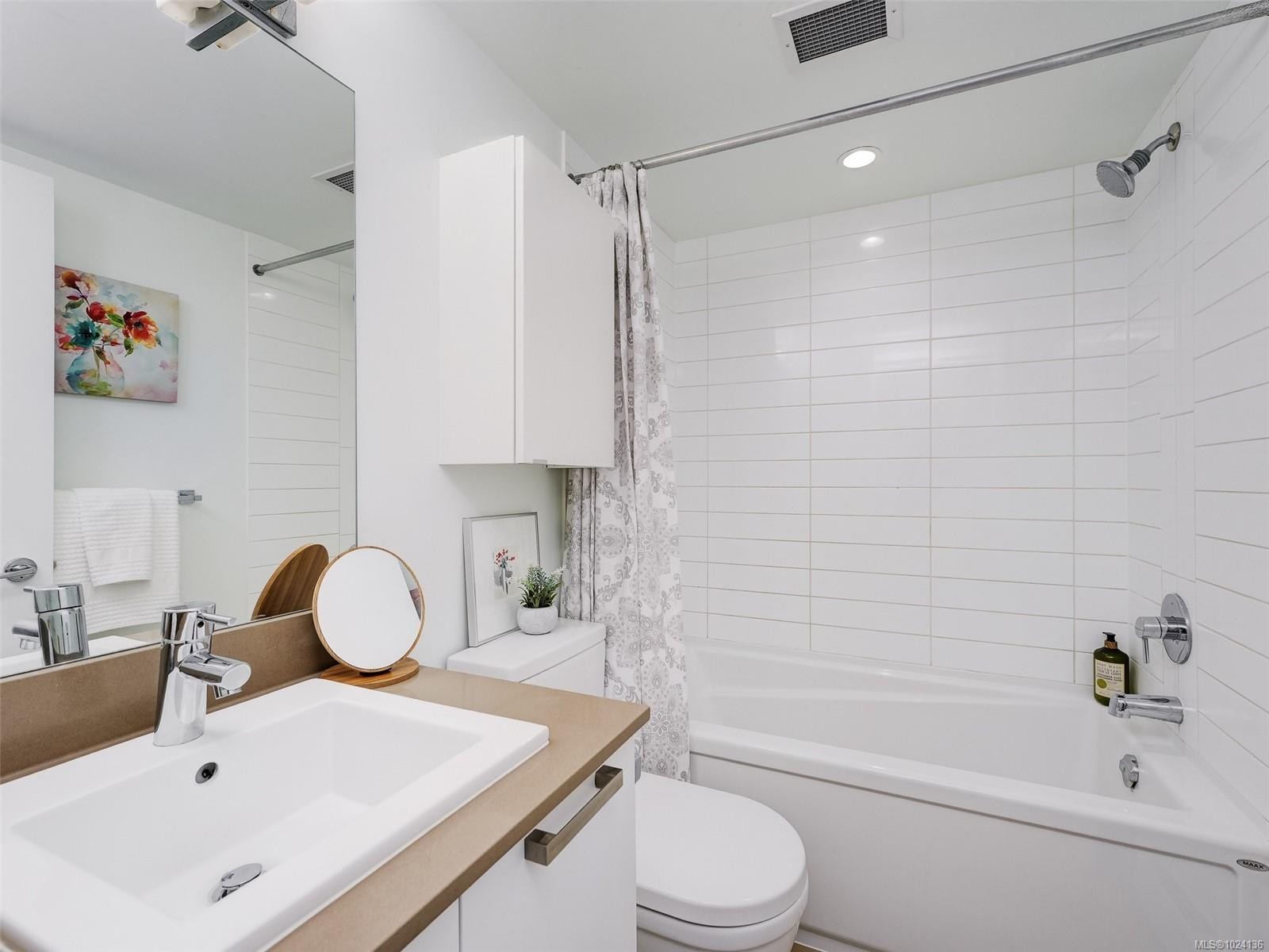 305-517 Fisgard St, Victoria, BC - Indoor Photo Showing Bathroom