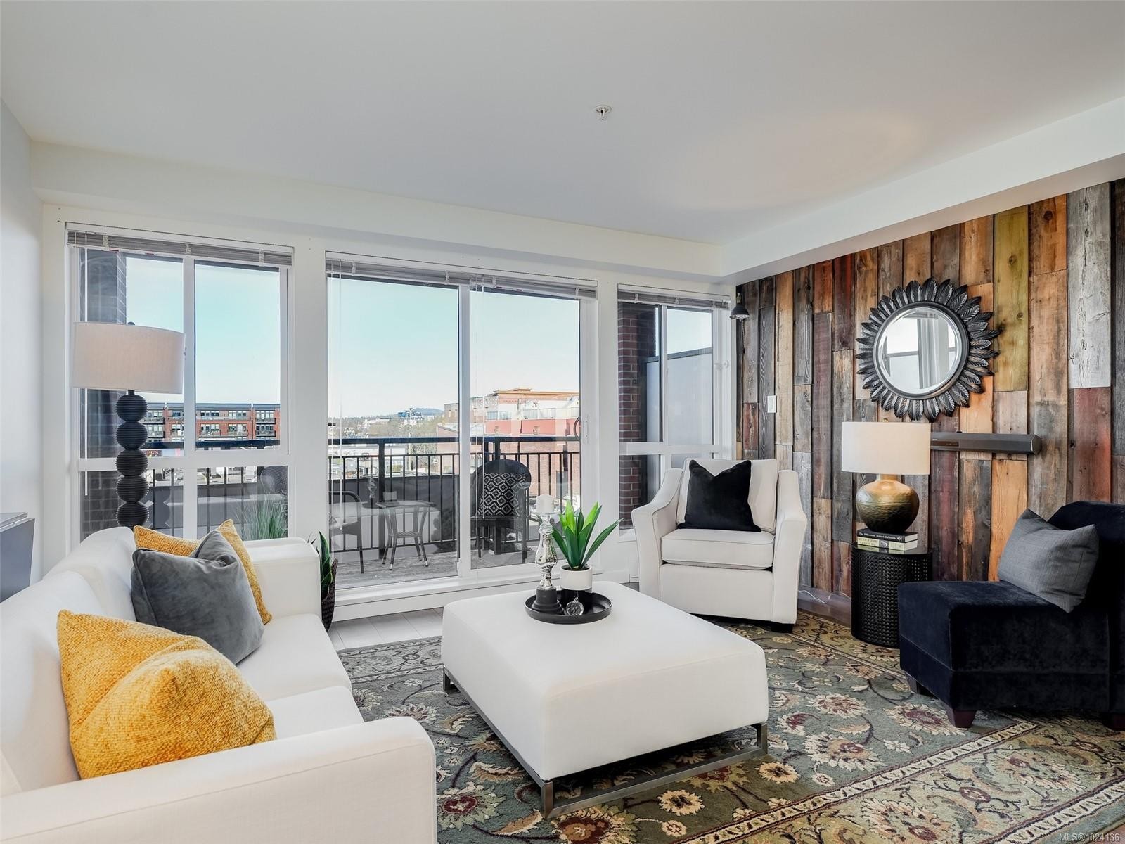305-517 Fisgard St, Victoria, BC - Indoor Photo Showing Living Room