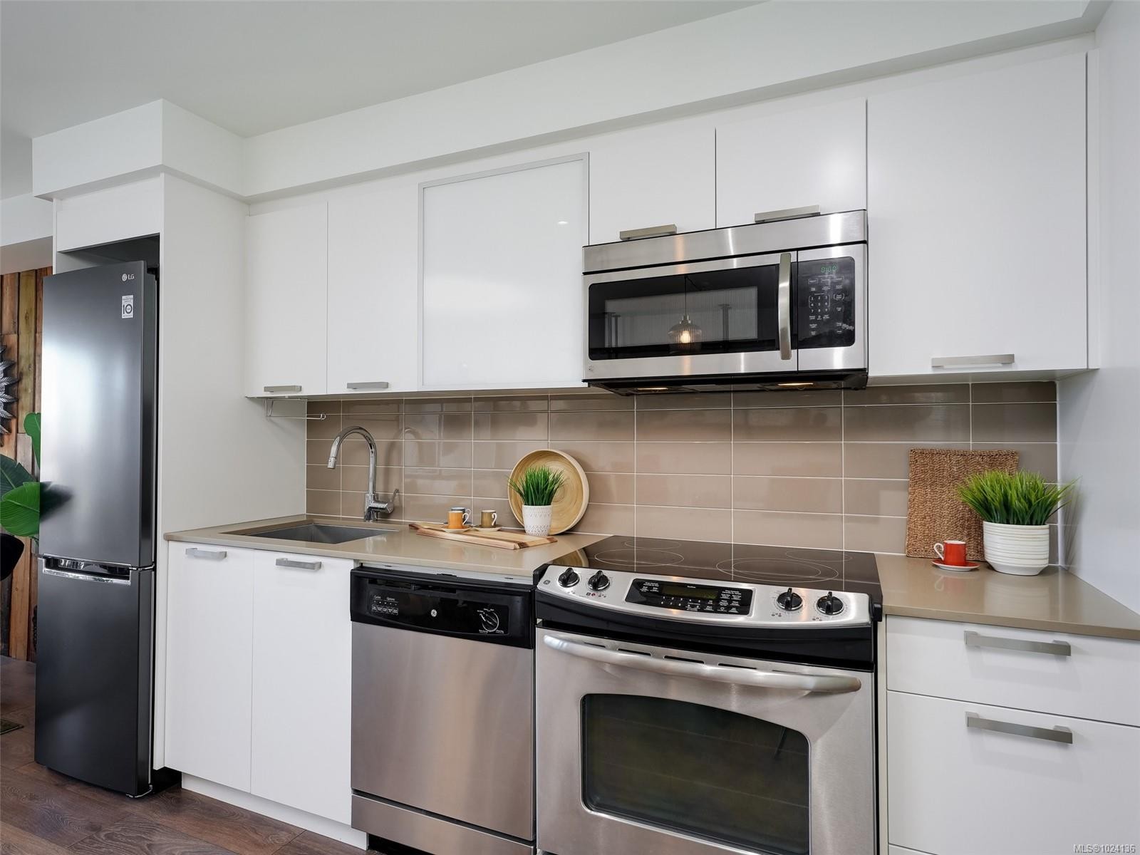 305-517 Fisgard St, Victoria, BC - Indoor Photo Showing Kitchen With Stainless Steel Kitchen