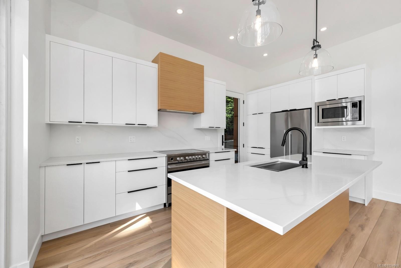 8394 Sa-Seen-Os Rd, Youbou, BC