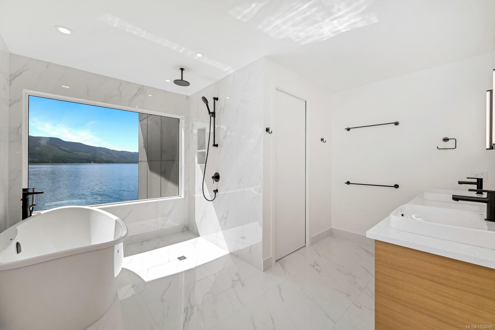 8394 Sa-Seen-Os Rd, Youbou, BC