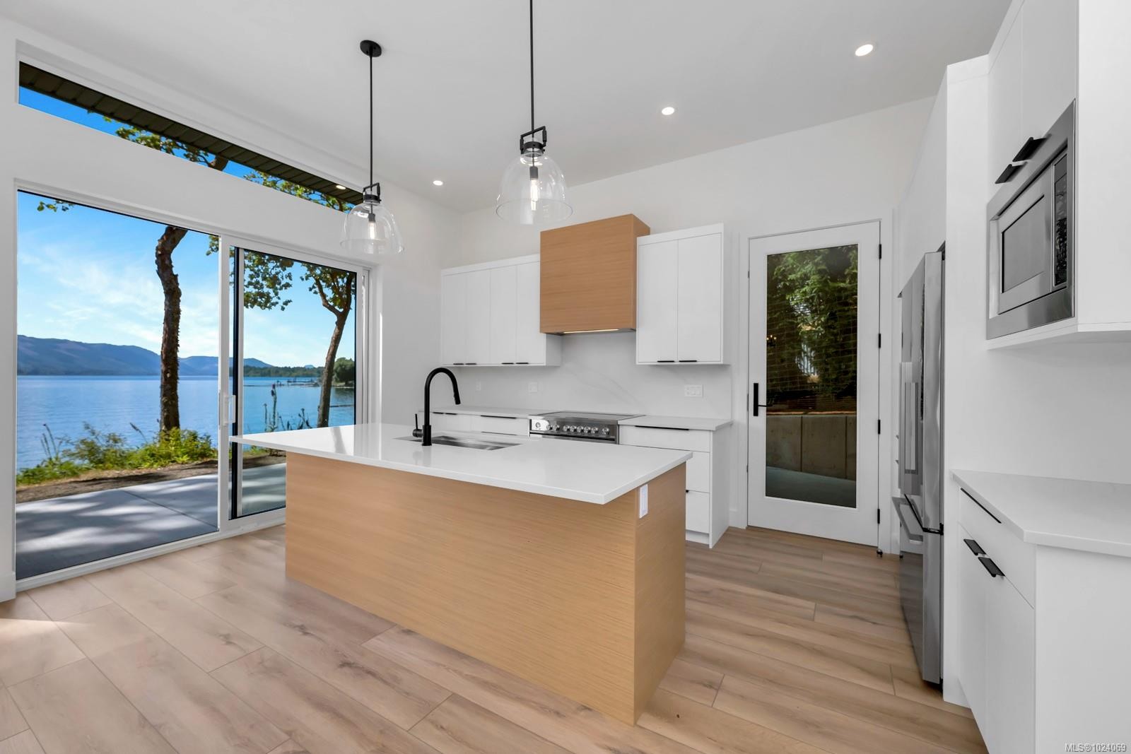 8394 Sa-Seen-Os Rd, Youbou, BC