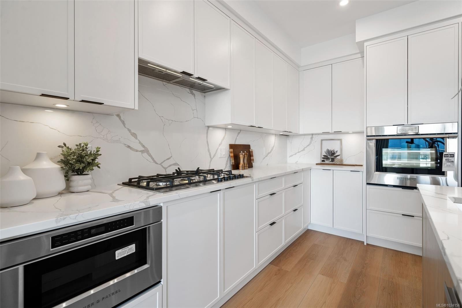 111-1810 Selenite Pl, Langford, BC - Indoor Photo Showing Kitchen With Upgraded Kitchen