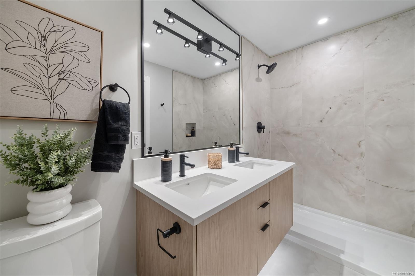 111-1810 Selenite Pl, Langford, BC - Indoor Photo Showing Bathroom
