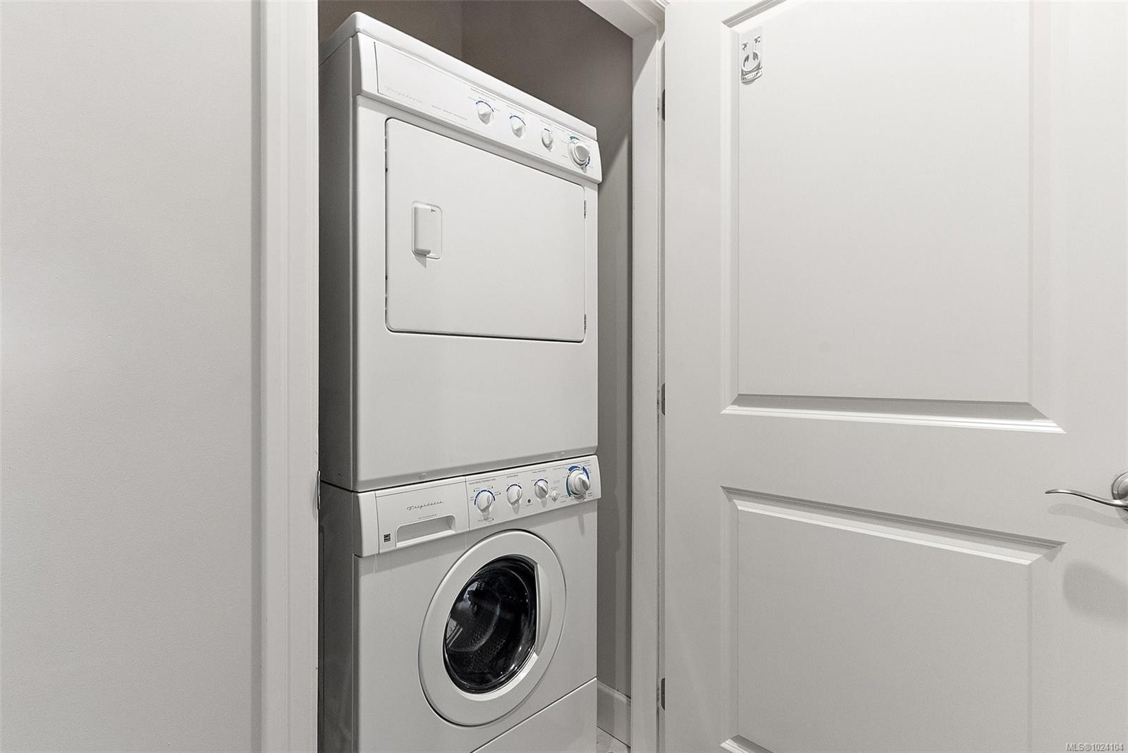 407-2006 Troon Crt, Langford, BC - Indoor Photo Showing Laundry Room