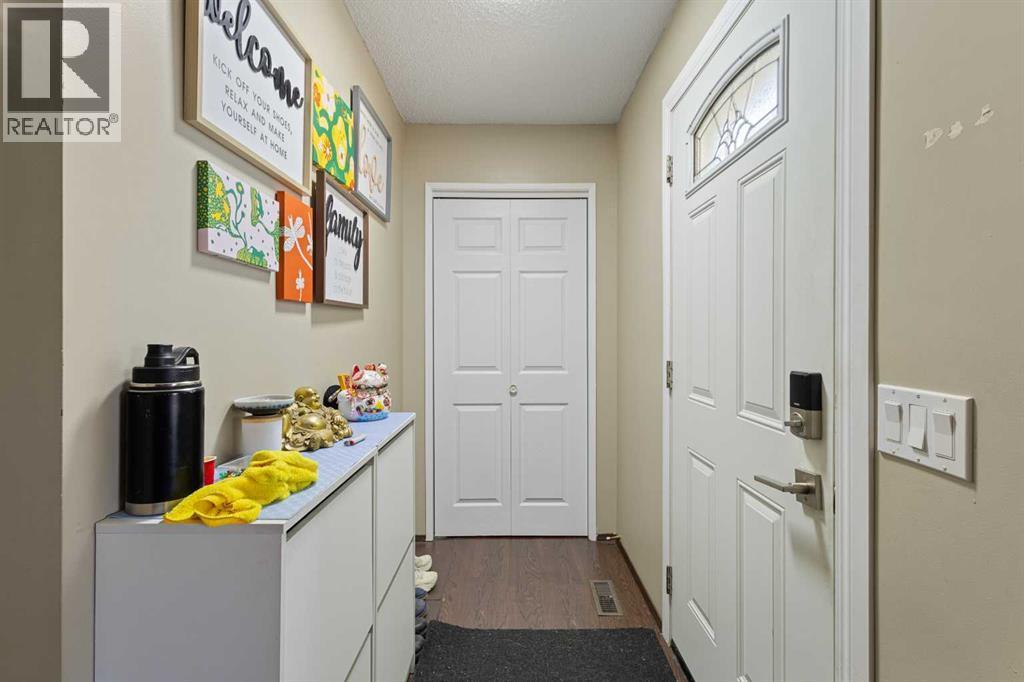 24 Bedford Road Ne, Calgary, AB - Indoor Photo Showing Other Room