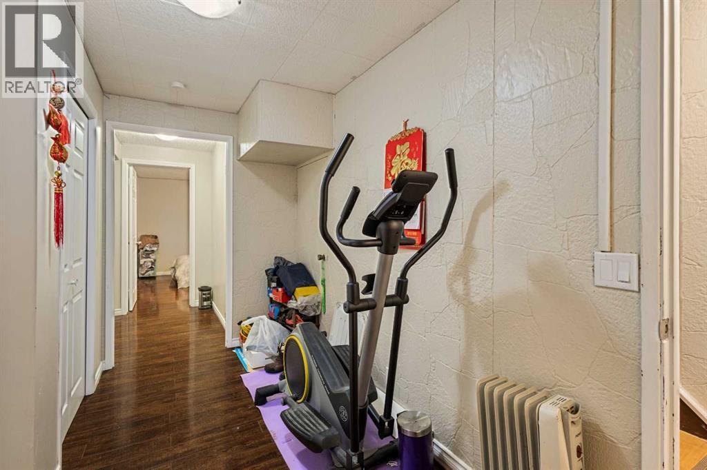 24 Bedford Road Ne, Calgary, AB - Indoor Photo Showing Other Room