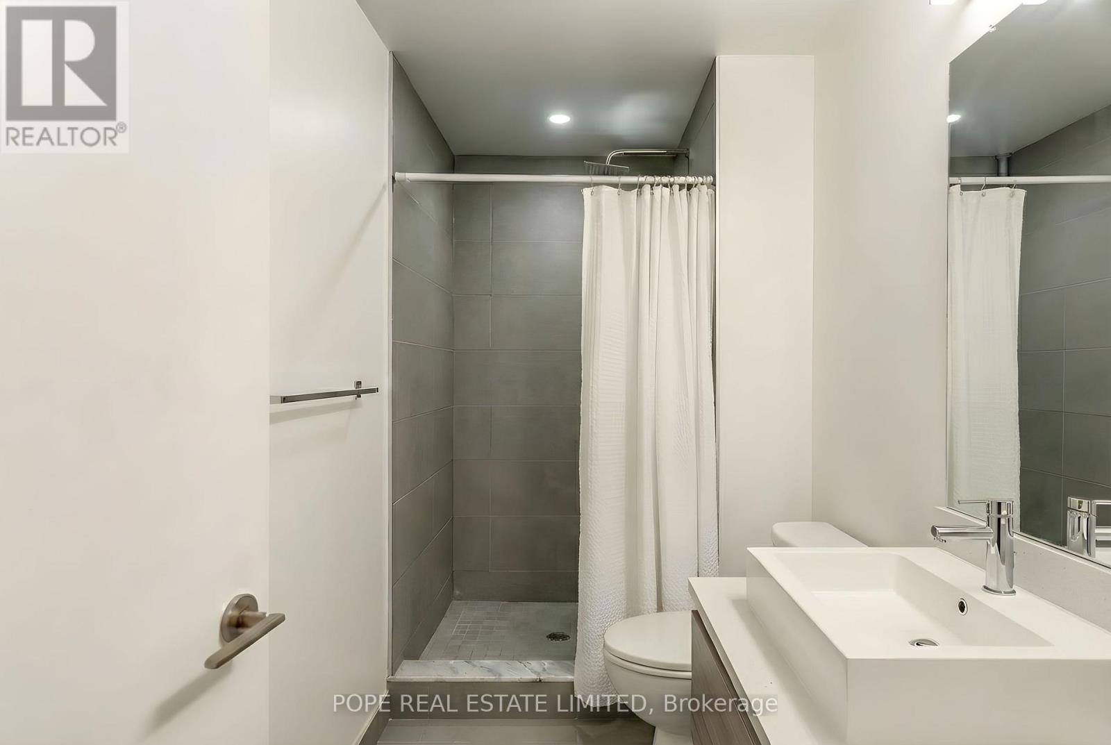 1408 - 111 Bathurst Street, Toronto, ON - Indoor Photo Showing Bathroom