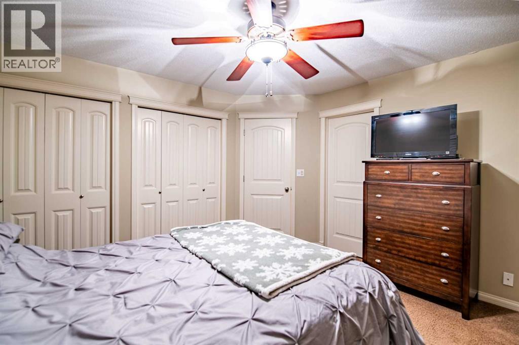 261 Jenner Crescent, Red Deer, AB - Indoor Photo Showing Bedroom