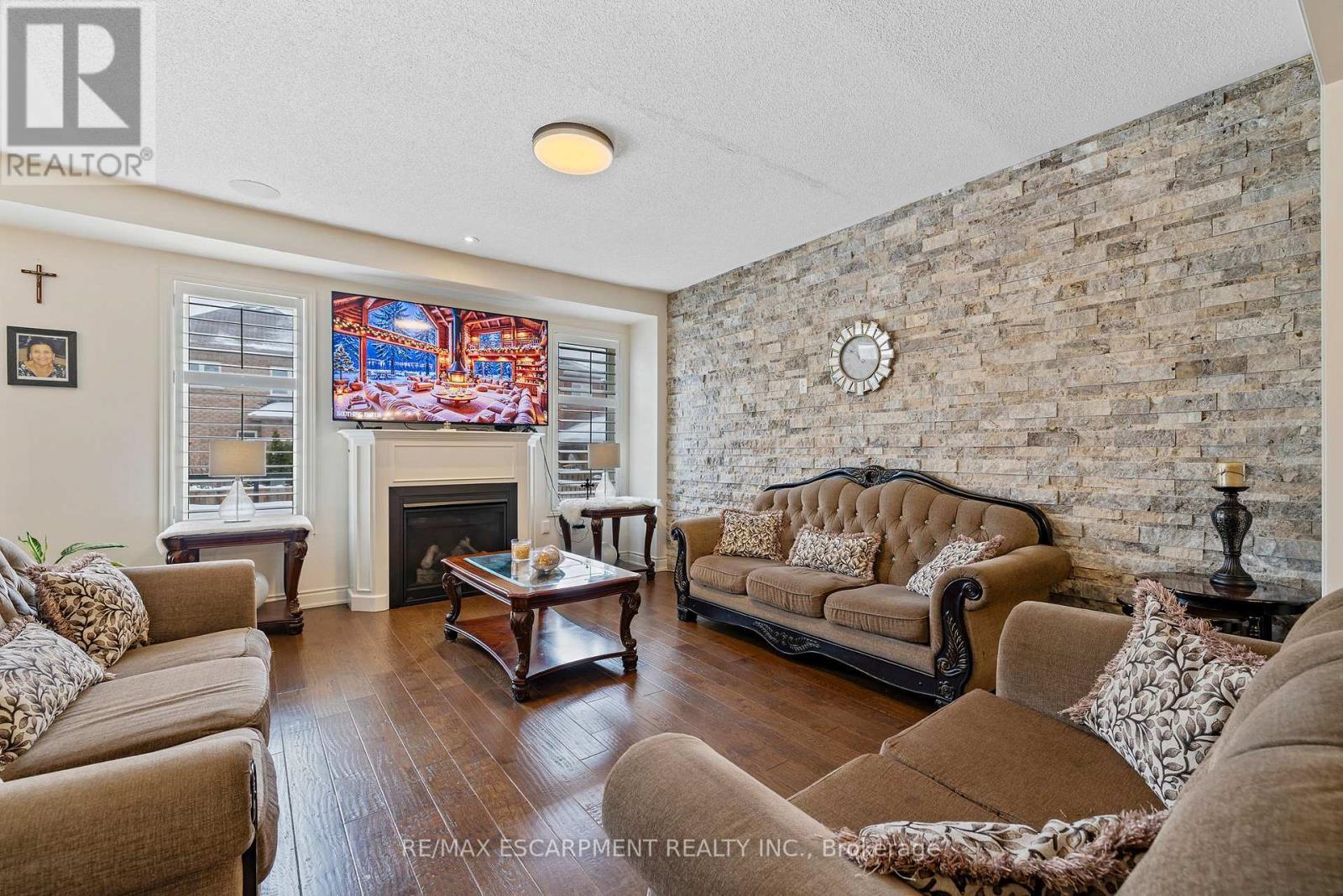 114 Chaumont Drive, Hamilton, ON - Indoor Photo Showing Living Room With Fireplace