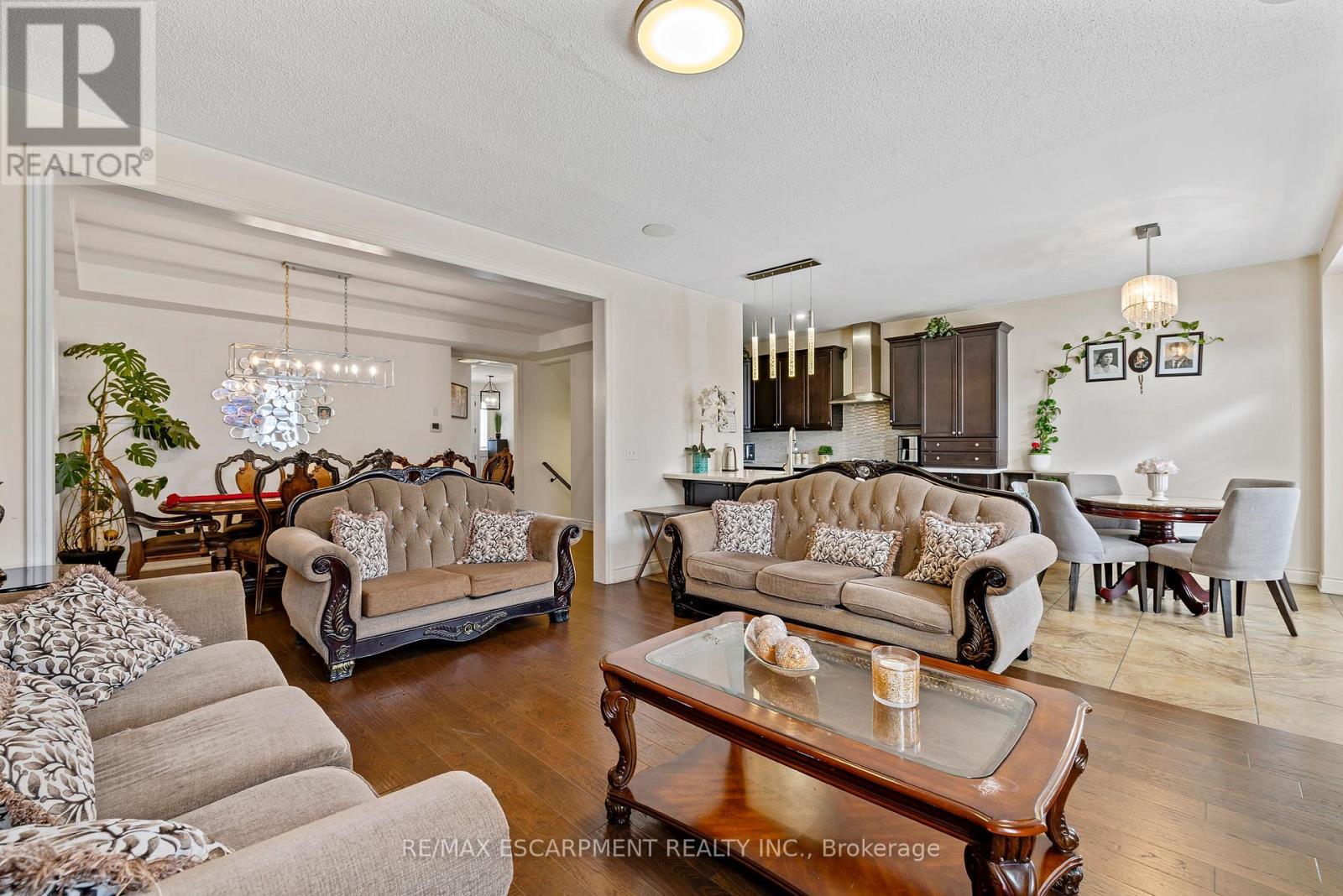 114 Chaumont Drive, Hamilton, ON - Indoor Photo Showing Living Room