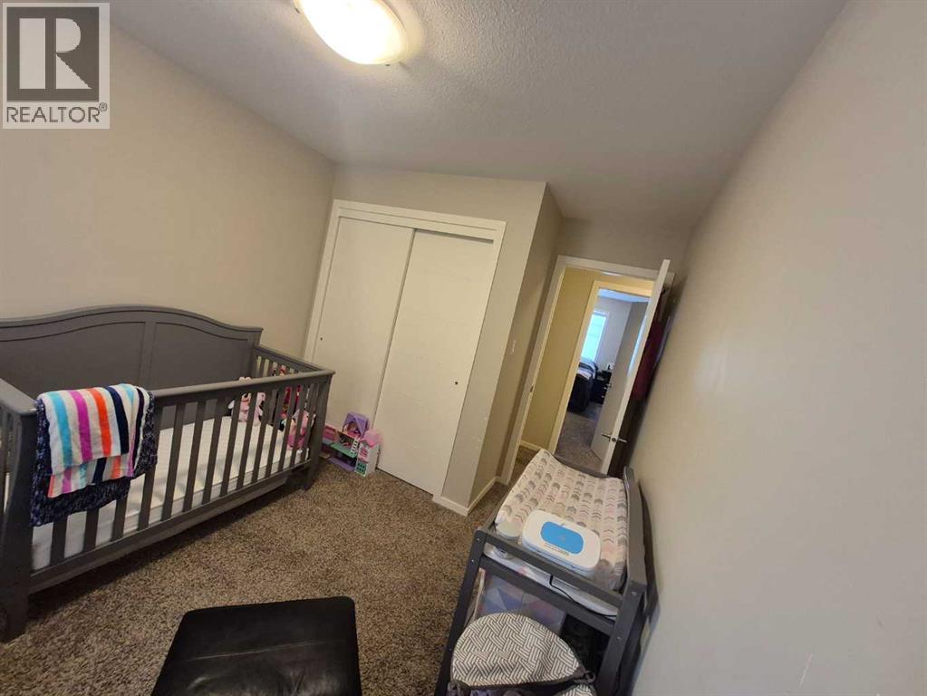 5, 438 Highlands Boulevard W, Lethbridge, AB - Indoor Photo Showing Bedroom