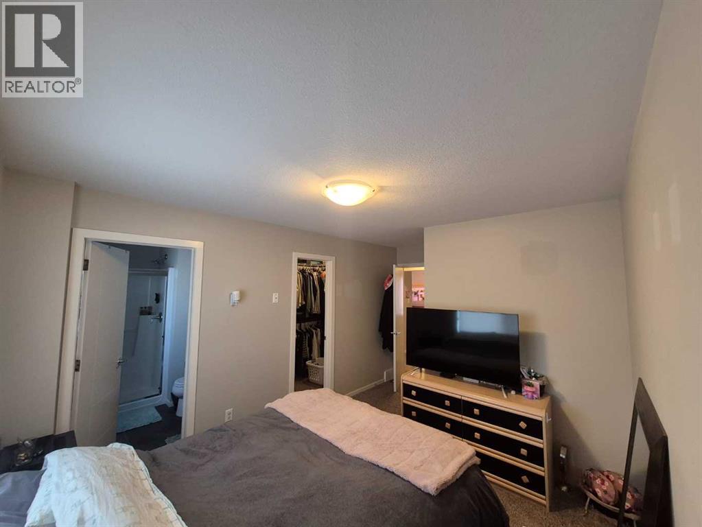 5, 438 Highlands Boulevard W, Lethbridge, AB - Indoor Photo Showing Bedroom