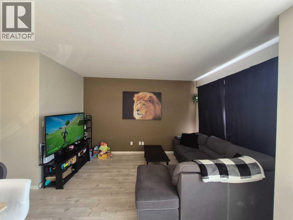 Livingroom - 5, 438 Highlands Boulevard W, Lethbridge, AB - Indoor Photo Showing Living Room