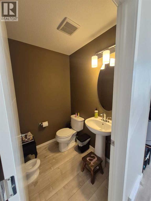 1/2 bath - 5, 438 Highlands Boulevard W, Lethbridge, AB - Indoor Photo Showing Bathroom