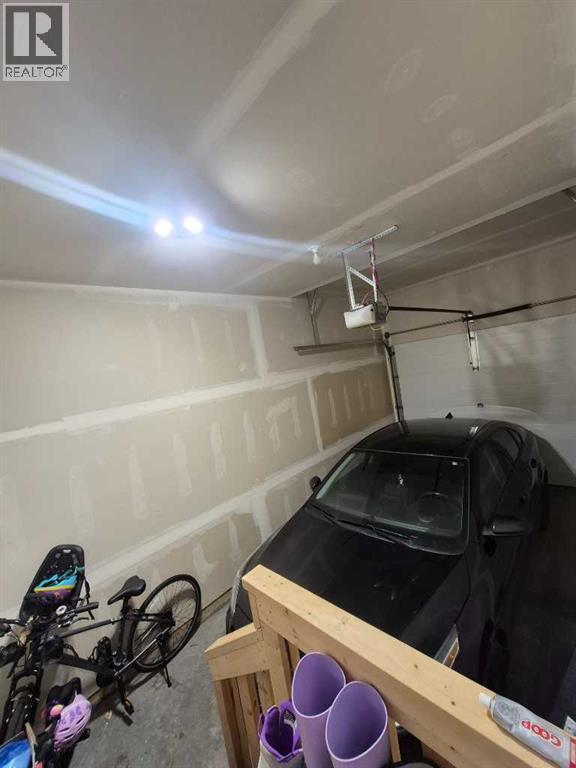 Single attached garage - 5, 438 Highlands Boulevard W, Lethbridge, AB - Indoor Photo Showing Garage