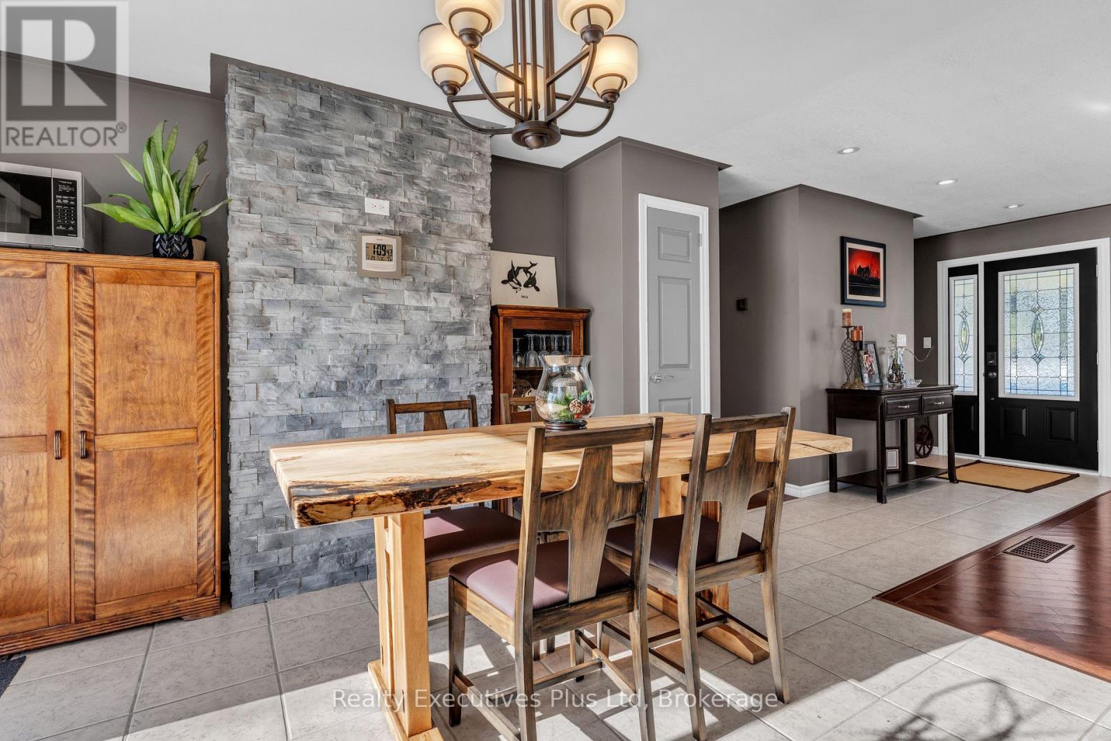 7050 County Road 2 Road, Loyalist (Lennox And Addington - South), ON - Indoor Photo Showing Dining Room