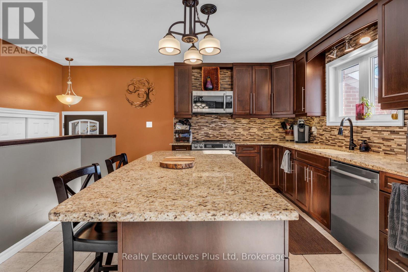 7050 County Road 2 Road, Loyalist (Lennox And Addington - South), ON - Indoor Photo Showing Kitchen