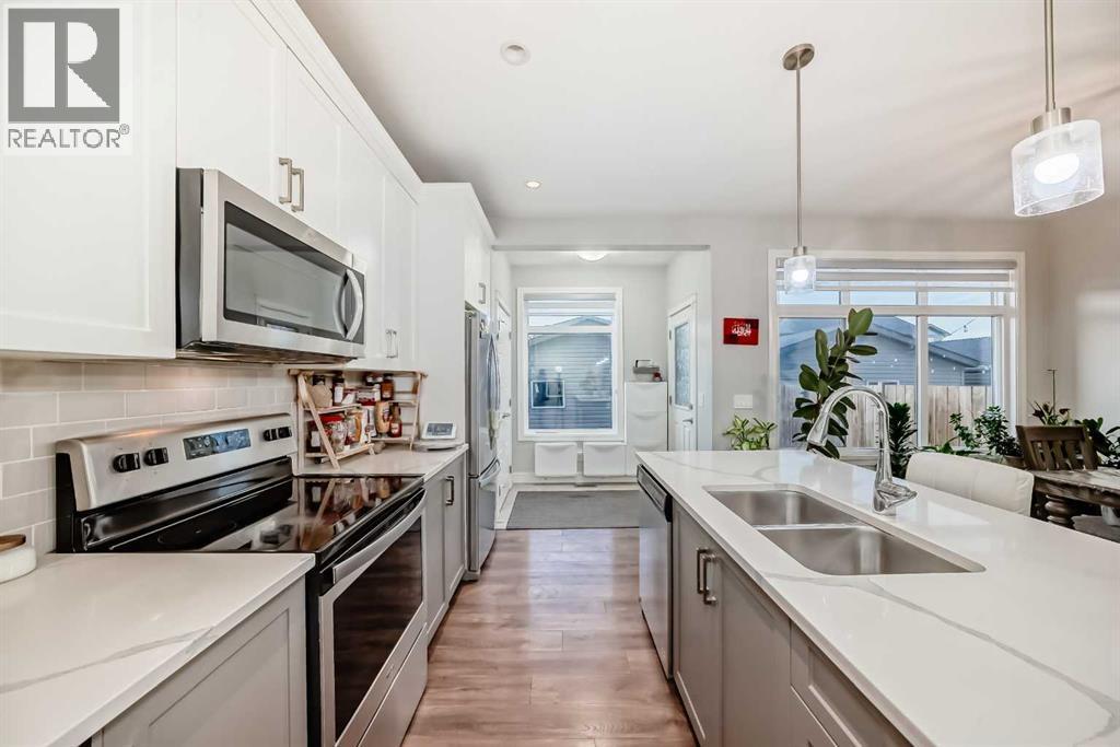 10097 46 Street Ne, Calgary, AB - Indoor Photo Showing Kitchen With Stainless Steel Kitchen With Double Sink With Upgraded Kitchen