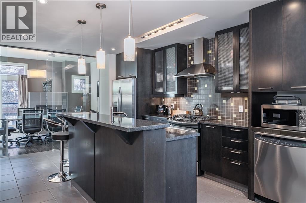 kitchen - 1029 1 Avenue Ne, Calgary, AB - Indoor Photo Showing Kitchen With Upgraded Kitchen
