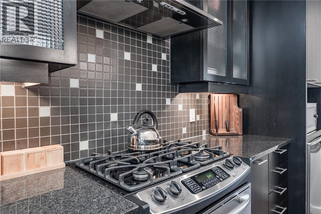 kitchen - 1029 1 Avenue Ne, Calgary, AB - Indoor Photo Showing Kitchen