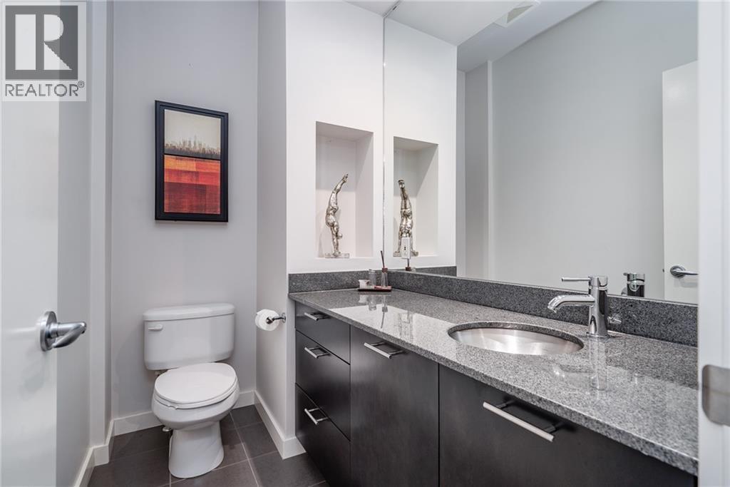 main bathroom - 1029 1 Avenue Ne, Calgary, AB - Indoor Photo Showing Bathroom