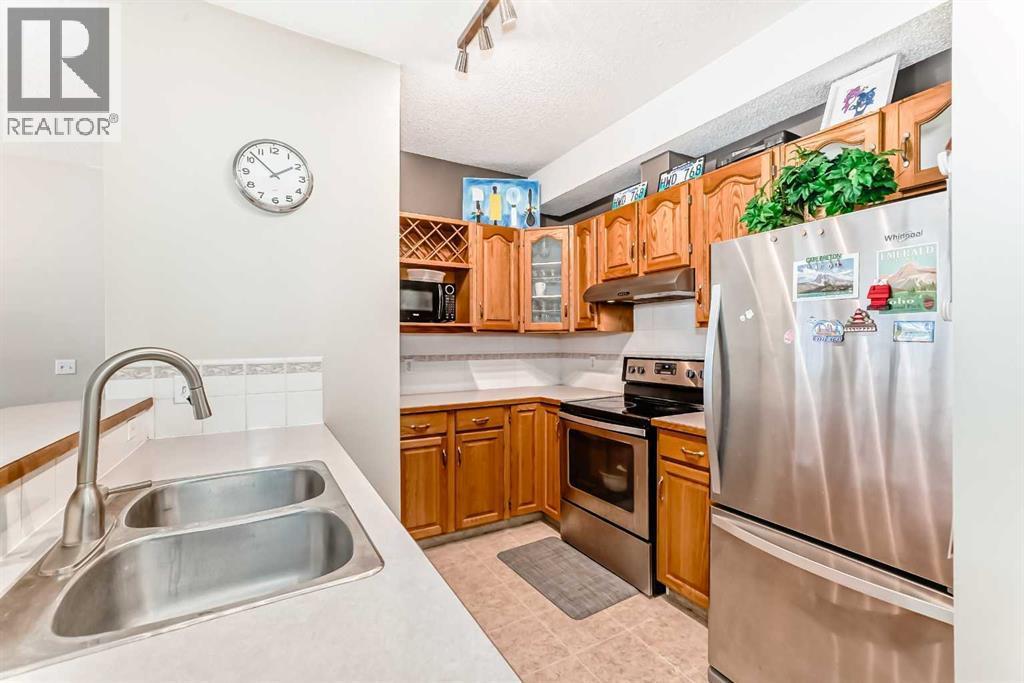 106, 628 56 Avenue Sw, Calgary, AB - Indoor Photo Showing Kitchen With Double Sink