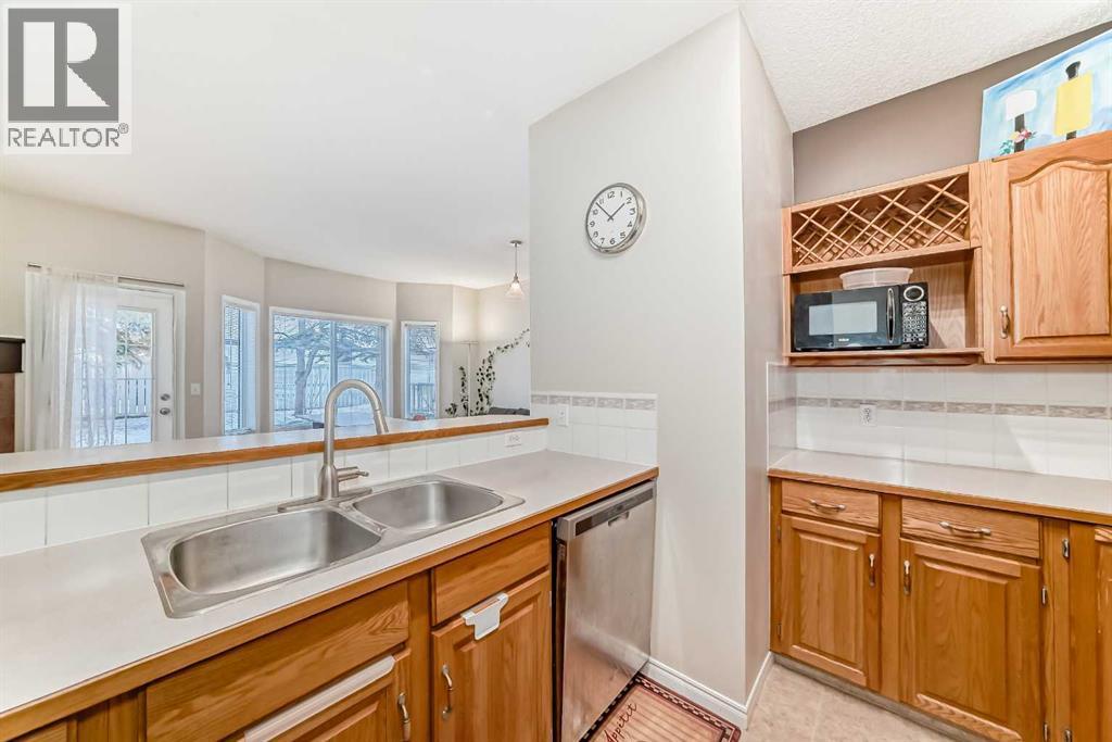 106, 628 56 Avenue Sw, Calgary, AB - Indoor Photo Showing Kitchen With Double Sink