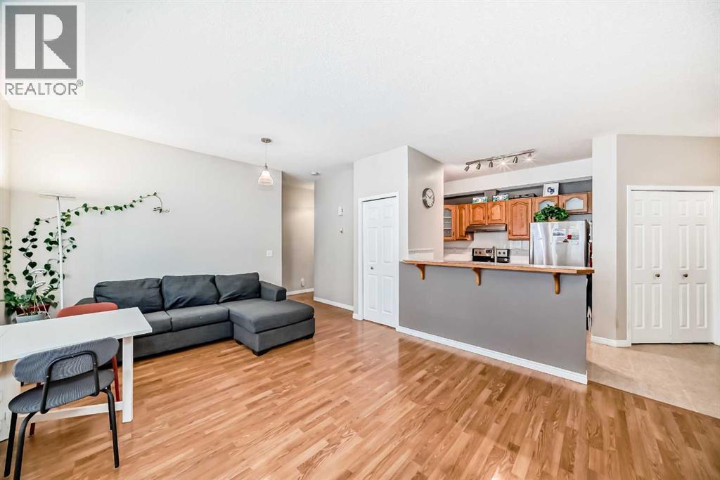 106, 628 56 Avenue Sw, Calgary, AB - Indoor Photo Showing Living Room