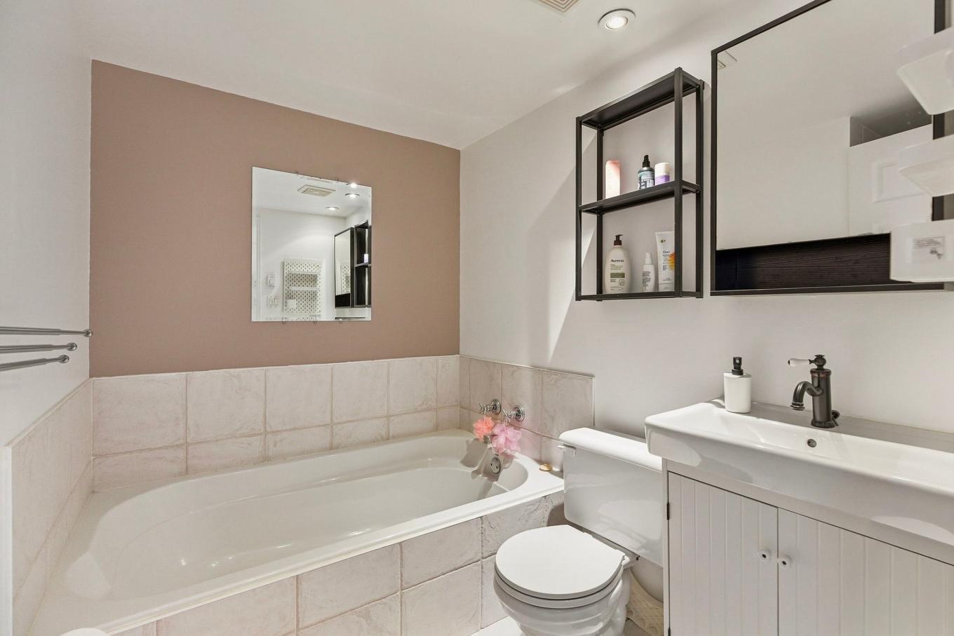 Bathroom - 4-1317 Rue La Fontaine, Montréal (Ville-Marie), QC - Indoor Photo Showing Bathroom