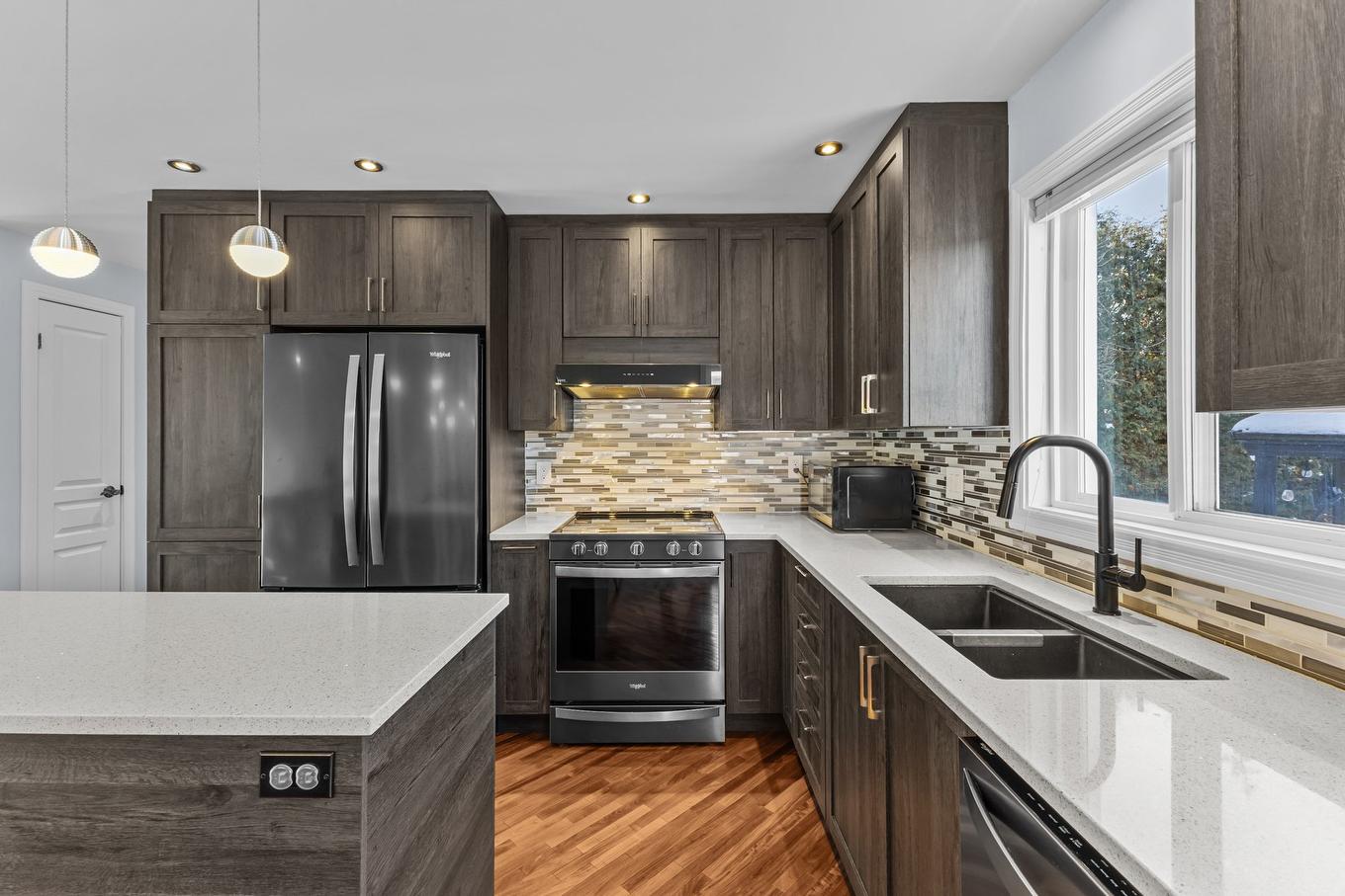 Kitchen - 80 Rue Des Tourterelles, La Prairie, QC - Indoor Photo Showing Kitchen With Double Sink With Upgraded Kitchen