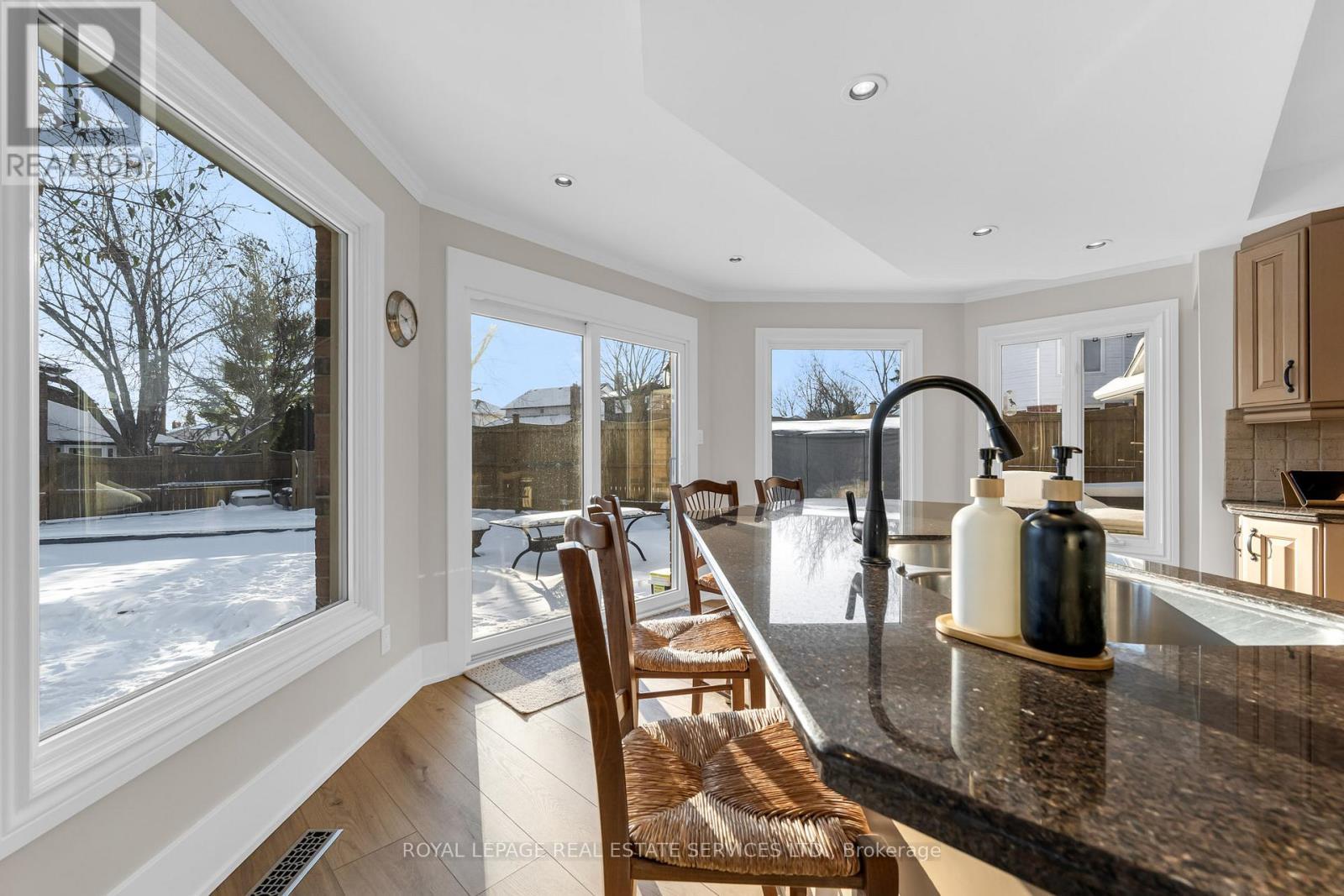 Beautiful bright kitchen over looking the backyard - 2131 Upland Drive, Burlington, ON - Indoor