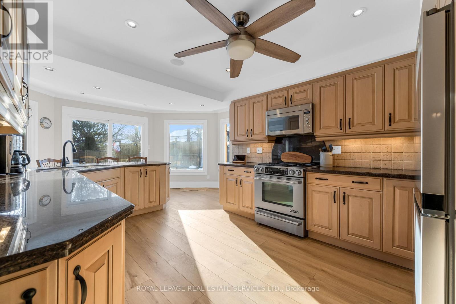 A special space for families to enjoy - 2131 Upland Drive, Burlington, ON - Indoor Photo Showing Kitchen