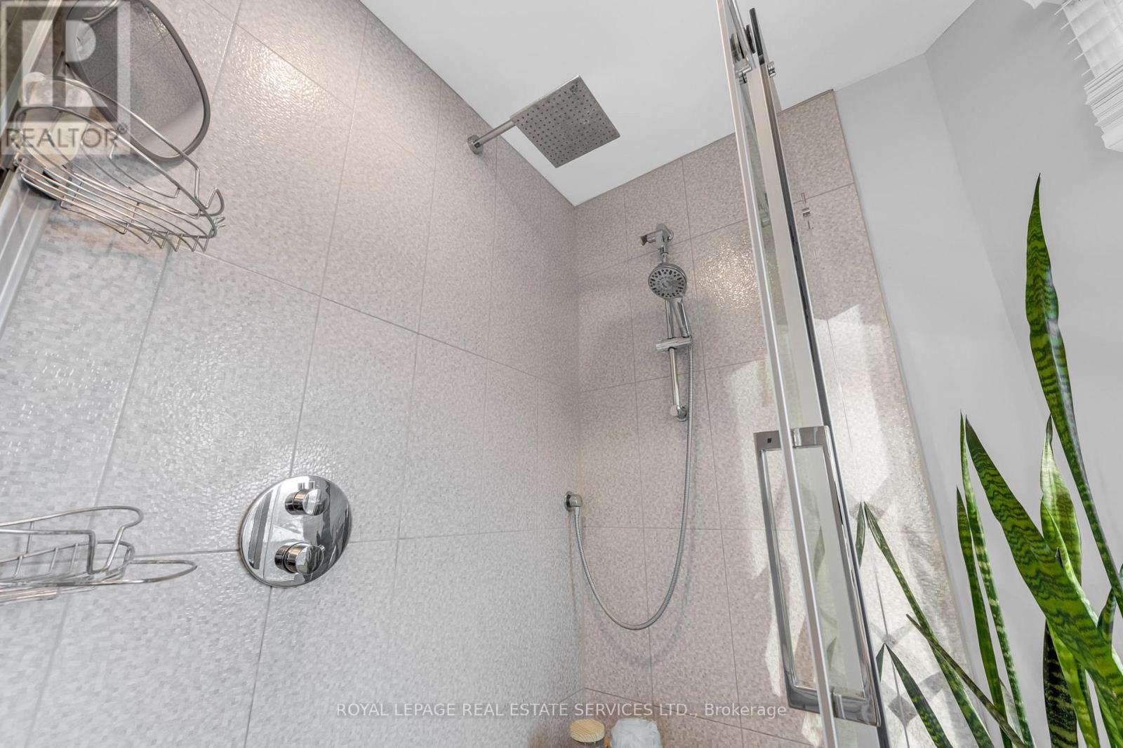 Primary ensuite bathroom shower - 2131 Upland Drive, Burlington, ON - Indoor Photo Showing Bathroom