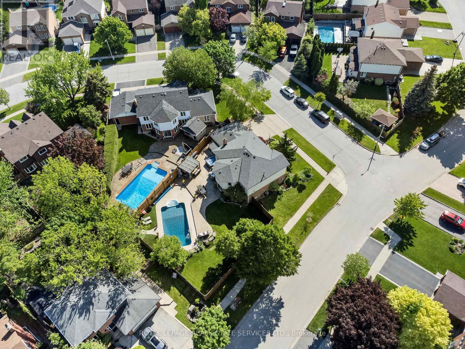 A cul de sac at the top of a hill = Upland - 2131 Upland Drive, Burlington, ON - Outdoor With In Ground Pool With View