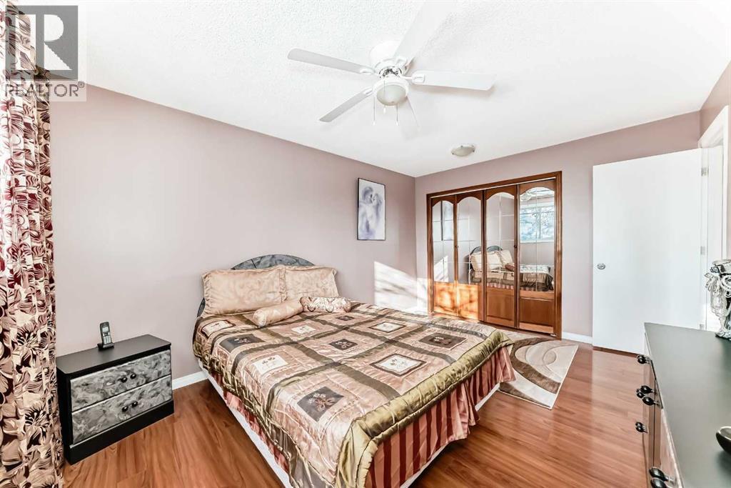 208 Bracewood Road Sw, Calgary, AB - Indoor Photo Showing Bedroom