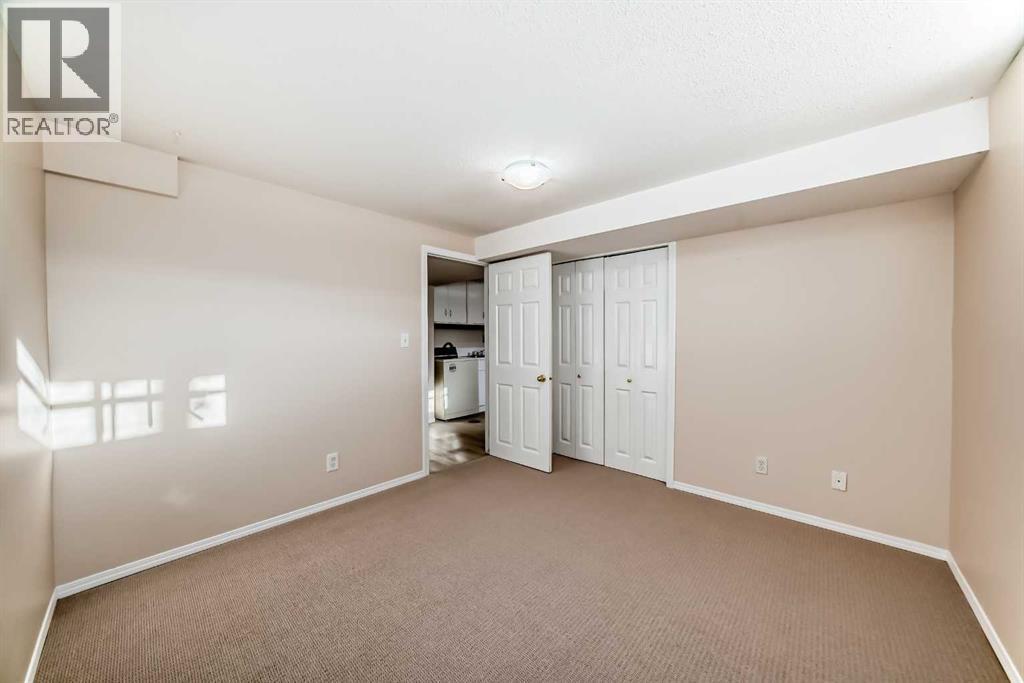 208 Bracewood Road Sw, Calgary, AB - Indoor Photo Showing Other Room