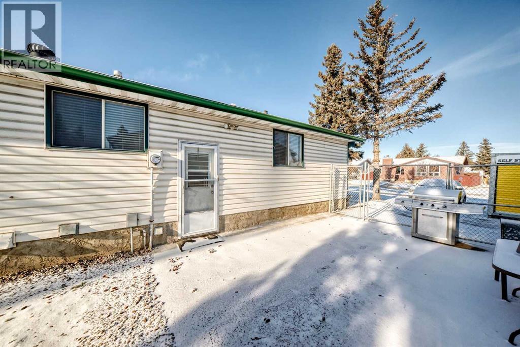 208 Bracewood Road Sw, Calgary, AB - Outdoor