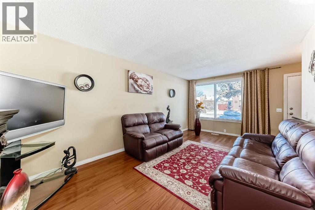 208 Bracewood Road Sw, Calgary, AB - Indoor Photo Showing Living Room