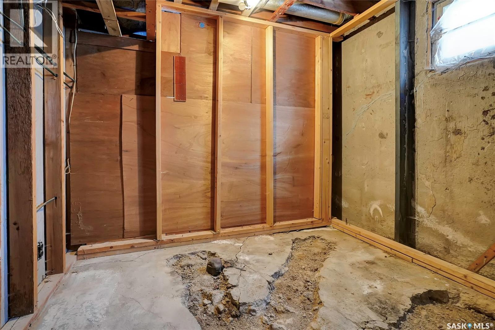 5336 5Th Avenue, Regina, SK - Indoor