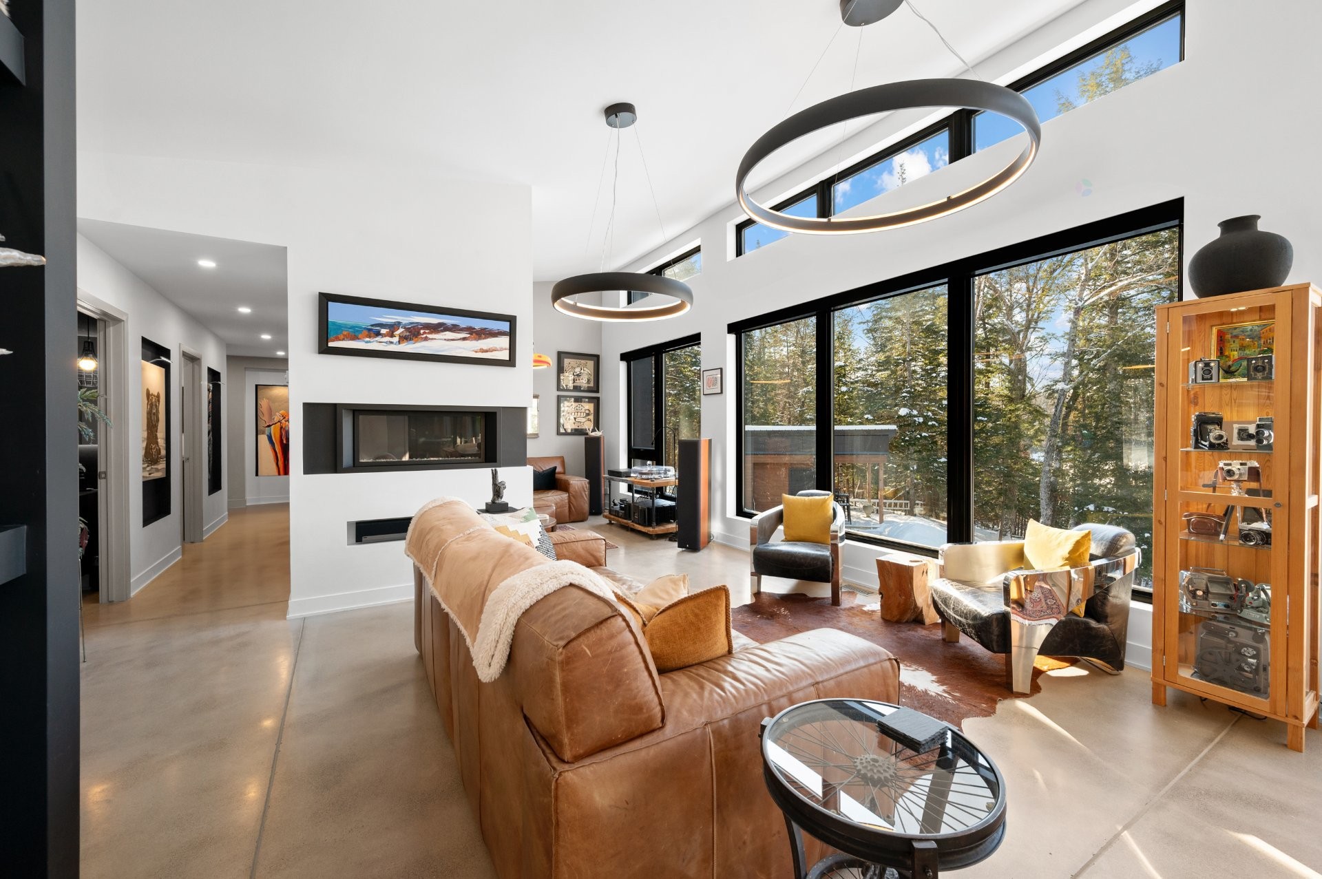 Salon - 10 Ch. De L'Oxalis, Harrington, QC - Indoor With Fireplace