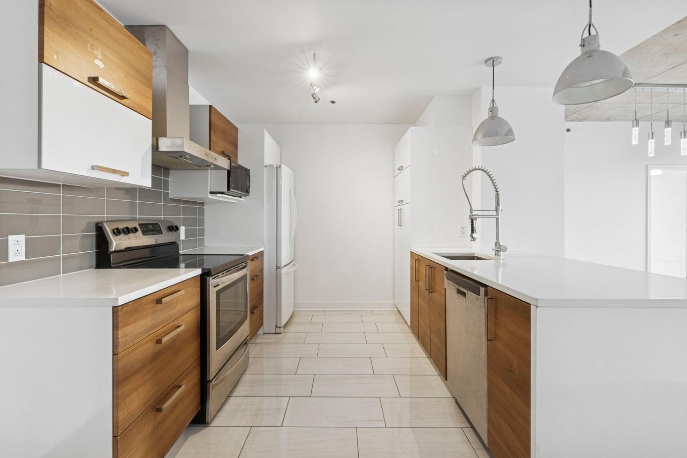 Cuisine - 611-377 Rue Des Seigneurs, Montréal (Le Sud-Ouest), QC - Indoor Photo Showing Kitchen With Upgraded Kitchen