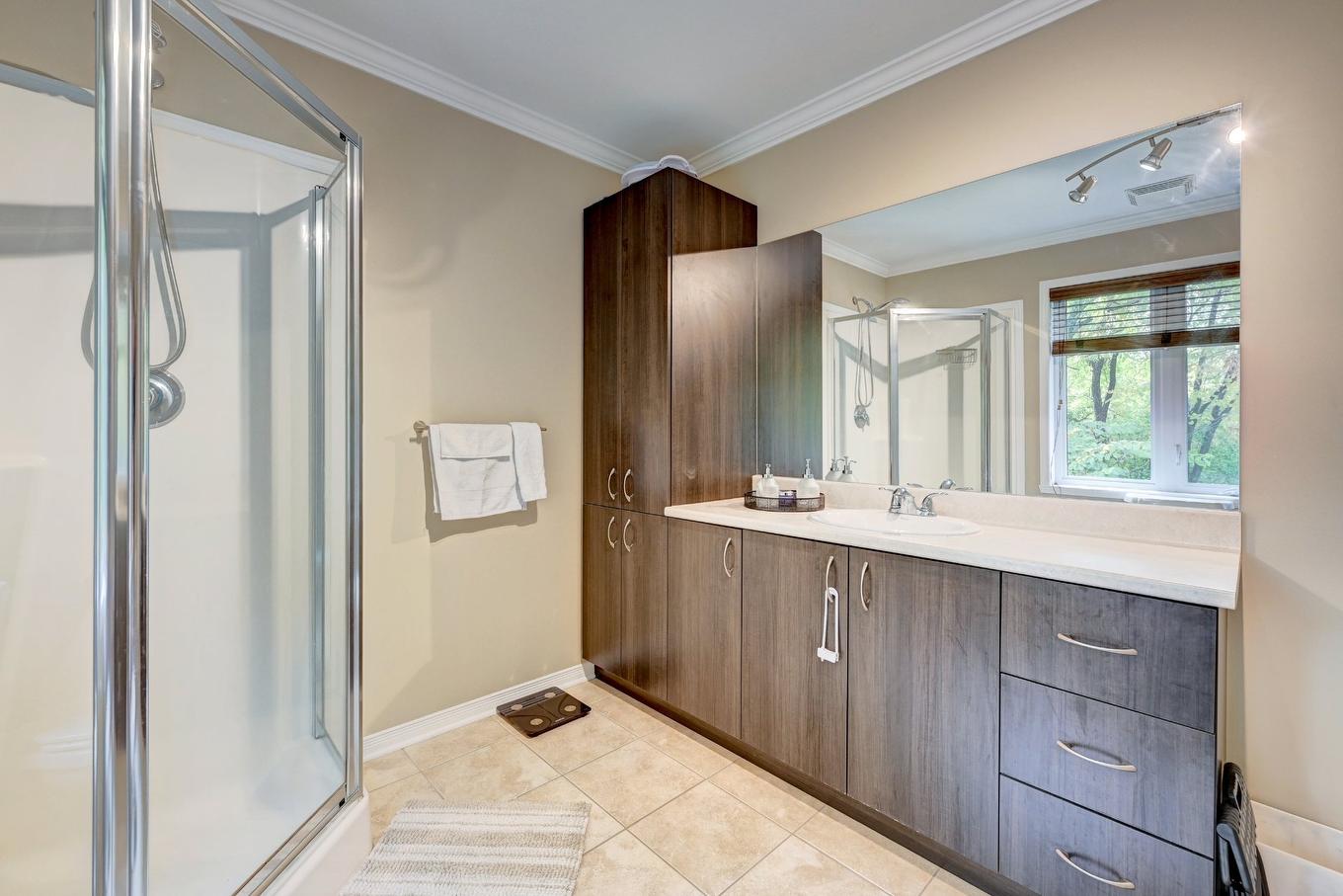 Bathroom - 51 Rue Sicard, Laval (Auteuil), QC - Indoor Photo Showing Bathroom