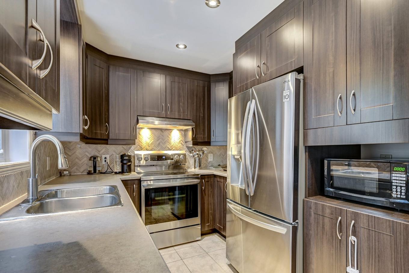 Kitchen - 51 Rue Sicard, Laval (Auteuil), QC - Indoor Photo Showing Kitchen With Double Sink