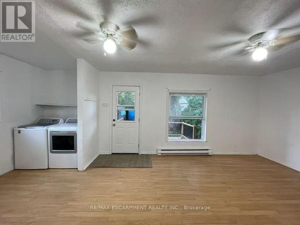 1048 Meredith Avenue, Mississauga, ON - Indoor Photo Showing Kitchen