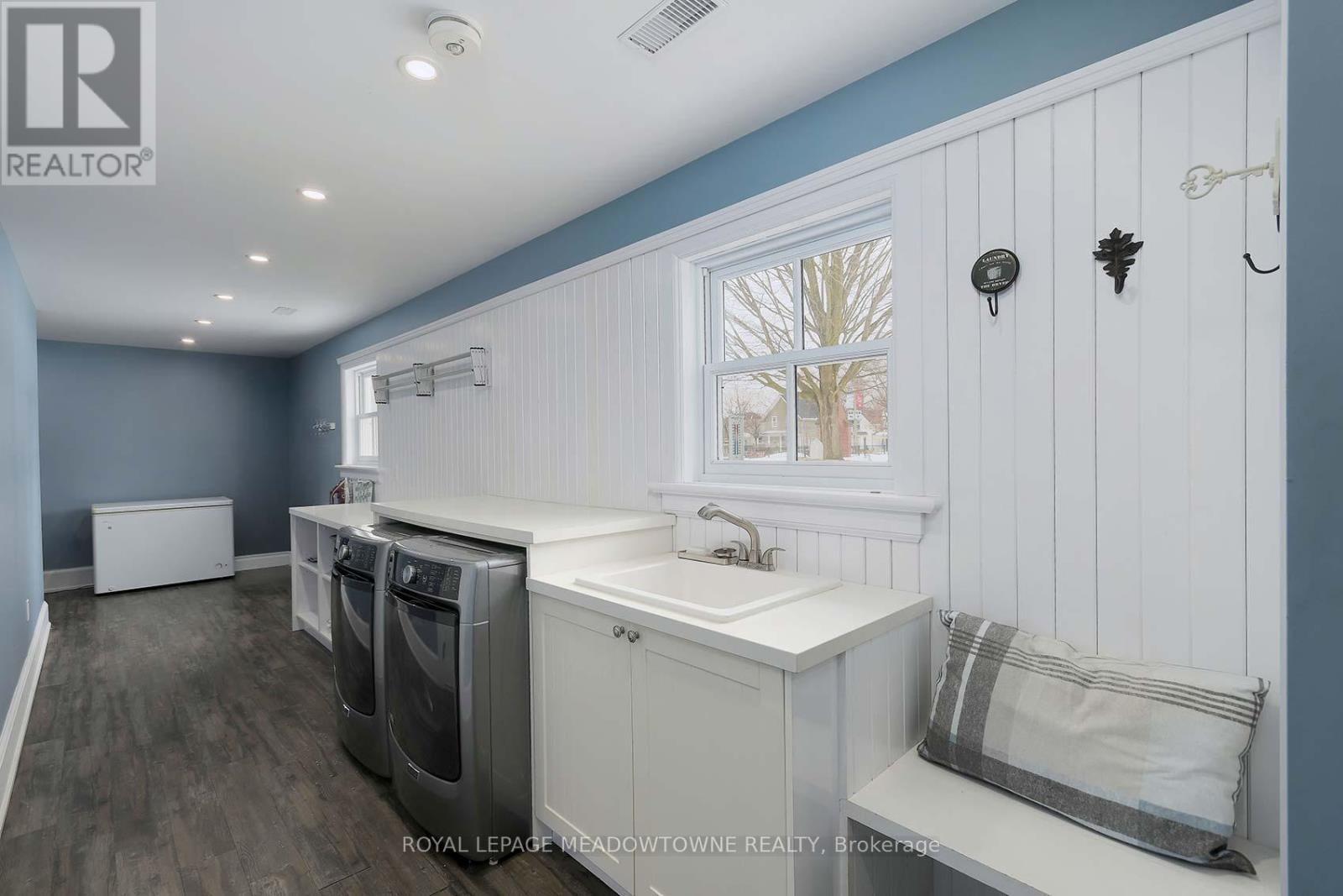 307 Queen Street S, Mississauga, ON - Indoor Photo Showing Laundry Room