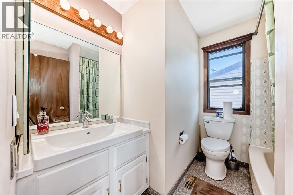 8007 Ranchview Drive Nw, Calgary, AB - Indoor Photo Showing Bathroom