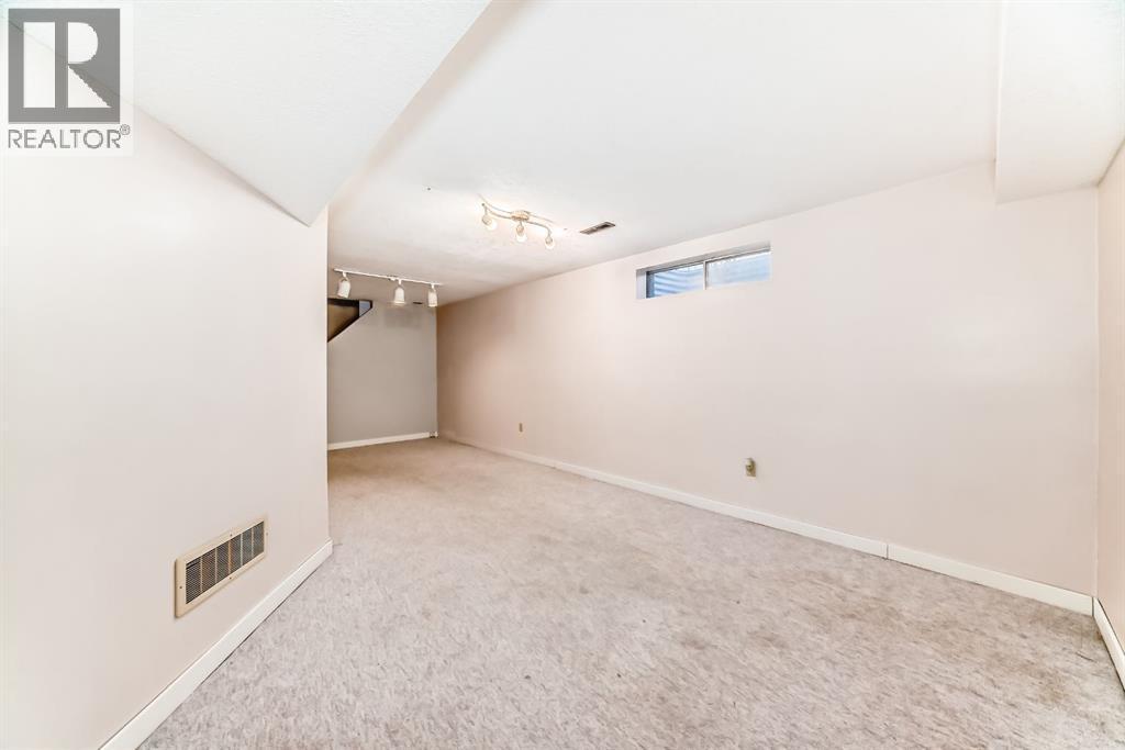 8007 Ranchview Drive Nw, Calgary, AB - Indoor Photo Showing Other Room