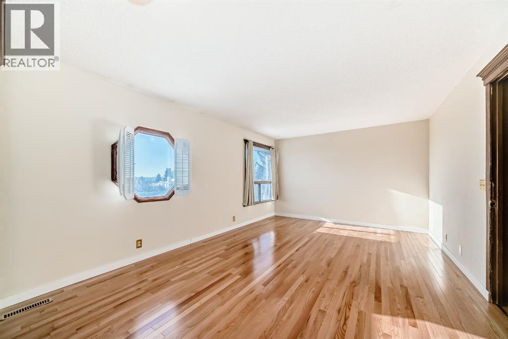 8007 Ranchview Drive Nw, Calgary, AB - Indoor Photo Showing Other Room